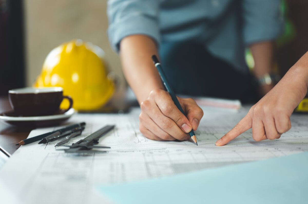 Architecten en ingenieurs bekijken bouwplannen