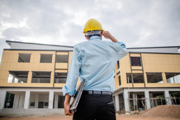 Bouwcoordinator op een werf in uitvoering