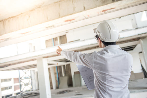 Architect controleert technische bouwtekeningen